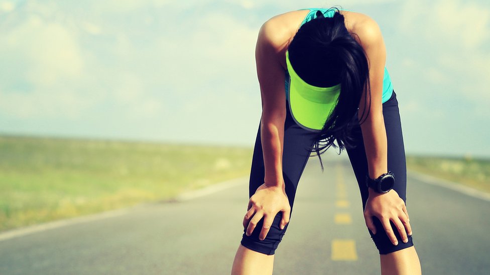 Mujer cansada después de correr