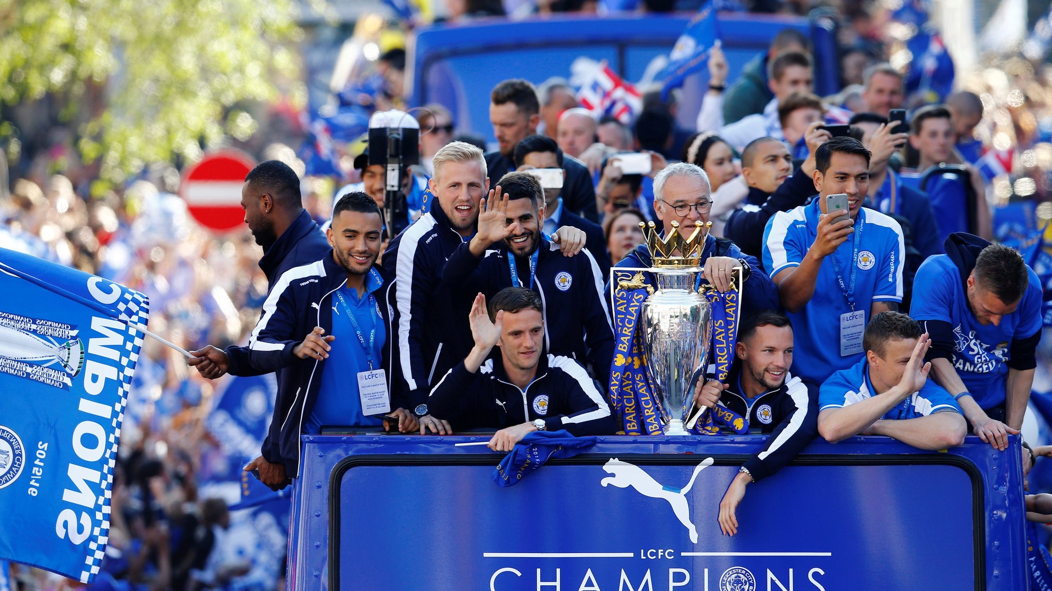 Highlights from Leicester City victory parade - CBBC Newsround Highlights from Leicester City victory parade - CBBC Newsround