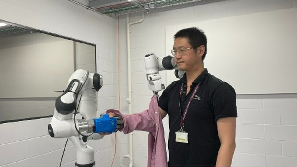 University of York's new dressing robot mimics care workers - BBC News
