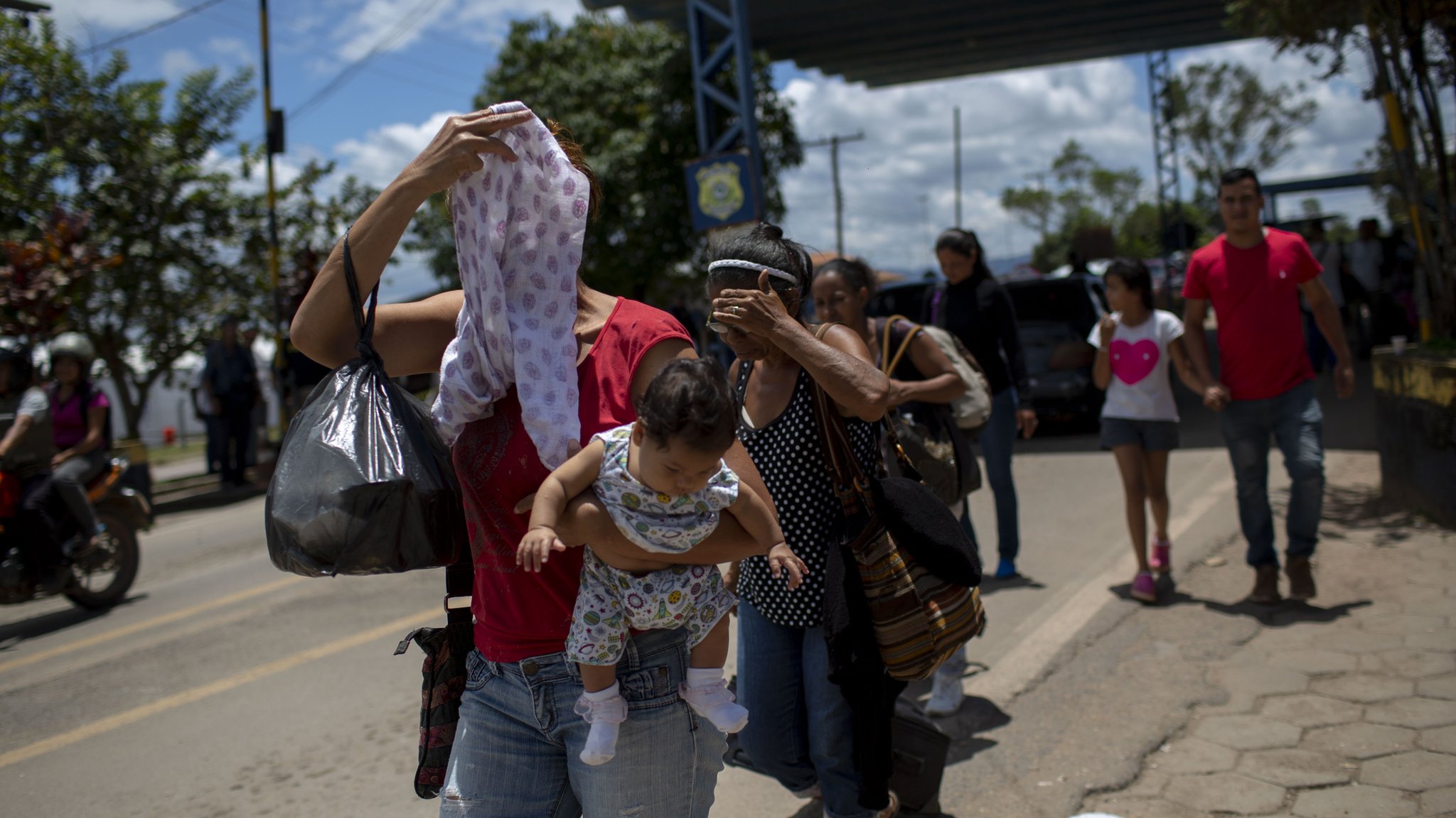 Venezuela crisis: More migrants cross into Brazil despite attacks