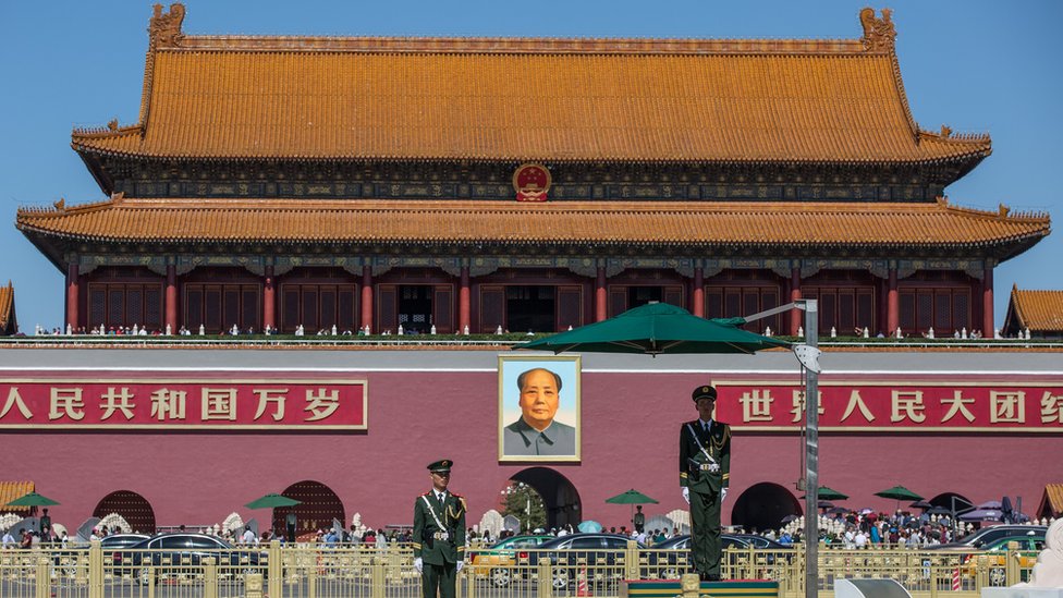 Durante el congreso, puede que se enmiende la constitución del Partido para situar a Xi a la altura de históricos líderes como Mao Zedong (que aparece en el retrato) o Deng Xiaoping. Entrada de la Ciudad Prohibida de Pekín