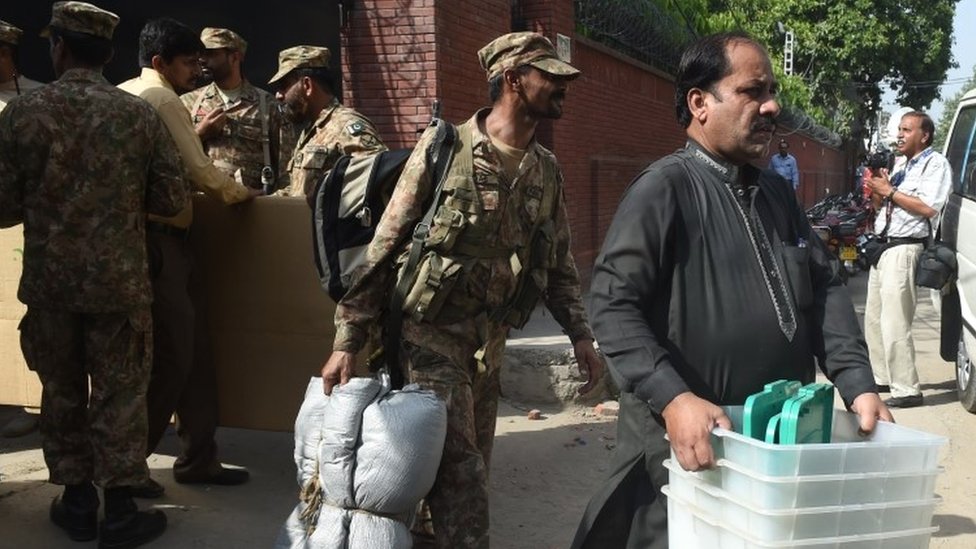 جنود يأمنون الانتخابات في باكستان