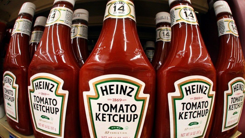 Botellas de ketchup en un supermercado