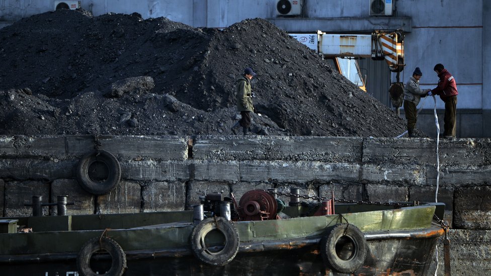 朝鮮工人在丹東邊境附近的煤礦場工作