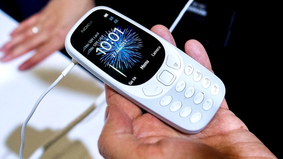 El micromóvil, el teléfono más pequeño que un dedo pulgar