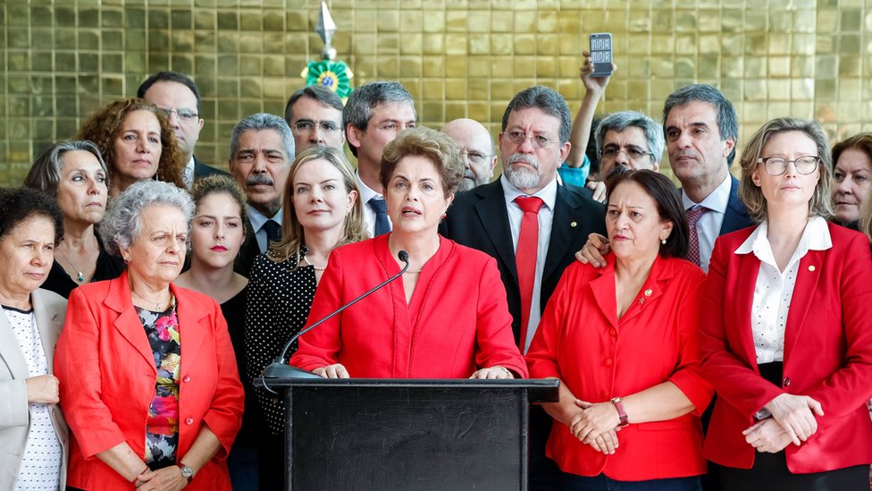 Dilma é o nome da dama de vermelho que parou Brasília escoltada por armas;  conheça - Revista Fórum