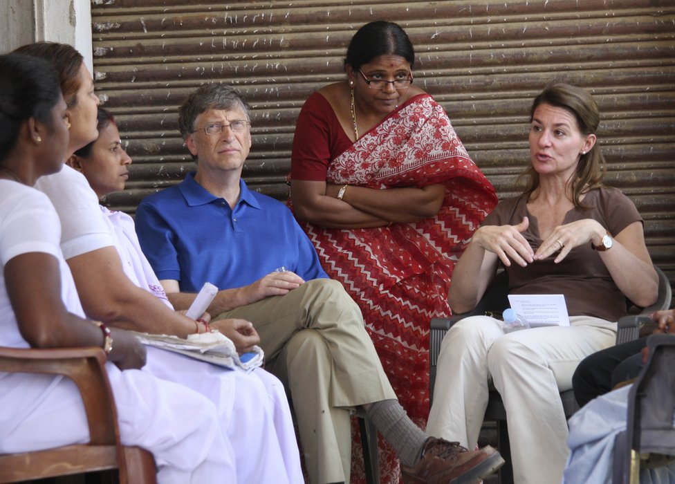 El fundador de Microsoft Bill Gates (cuarto por la izquierda) y su esposa Melinda Gates (derecha) en Jamsaut, en el distrito Patna del estado Bihar, en India, el 23 de marzo de 2011, dando a conocer su iniciativa The Giving Pledge.
