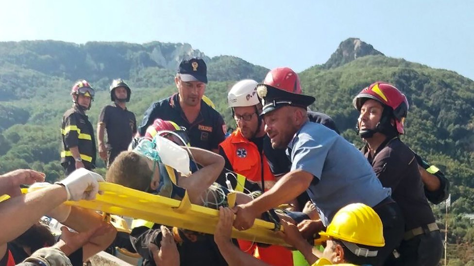 Rescatan a un chico de un edificio derrumbado en Ischia el 22 de agosto de 2017