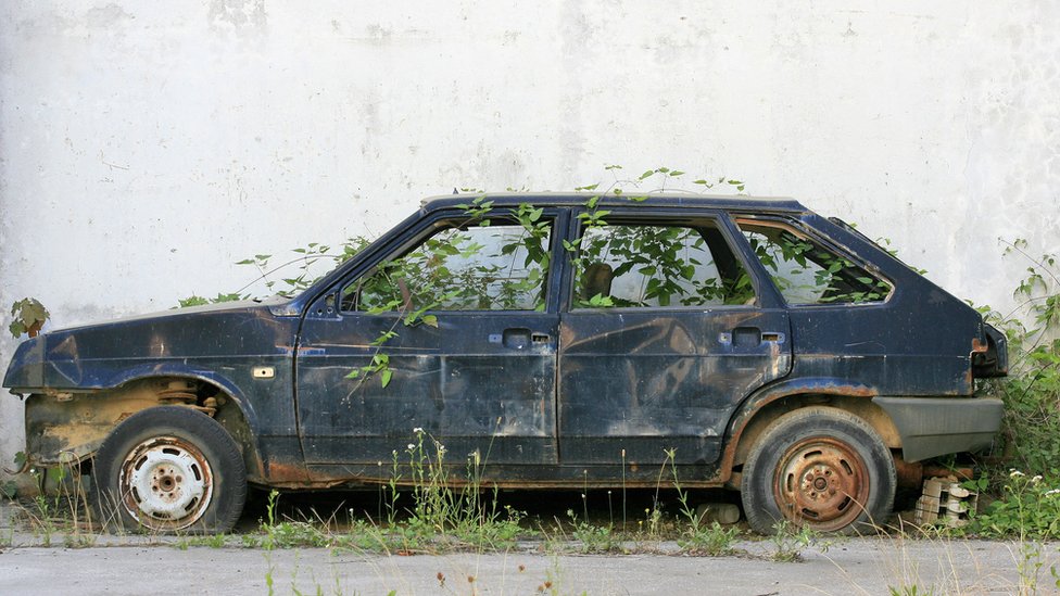 Carro antigo estacionado em um estacionamento subterrâneo com um