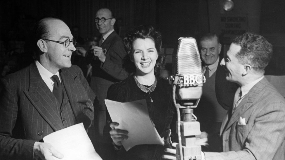 Ofelia Segreda, de Costa Rica, junto a dos colegas grabando el programa Carrusel Londinense
