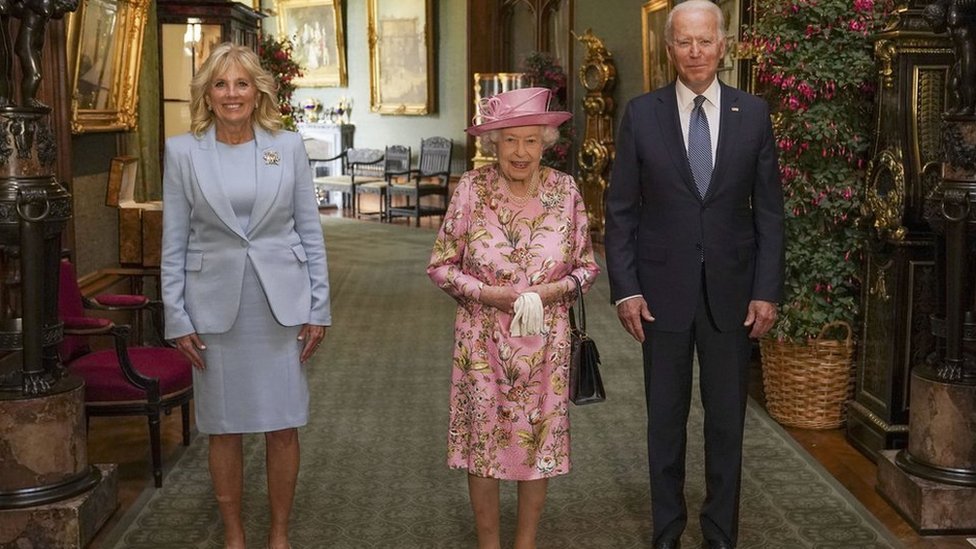 エリザベス英女王、バイデン米大統領夫妻と会談 ウィンザー城で - BBC