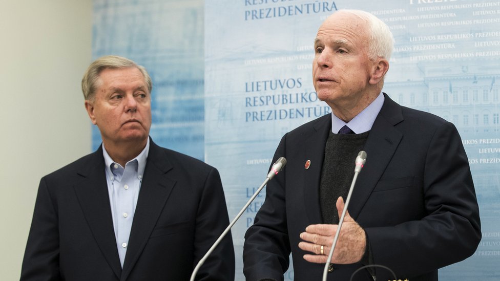 Los senadores republicanos Lindsey O. Graham y John McCain