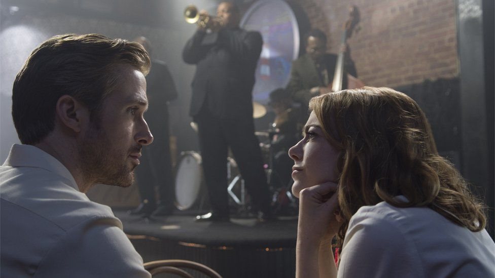 Joja yigitning eshagini yalaydi (foto)