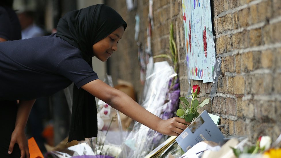 Una niña coloca flores en homenaje a las víctimas del ataque de Finsbury Park.