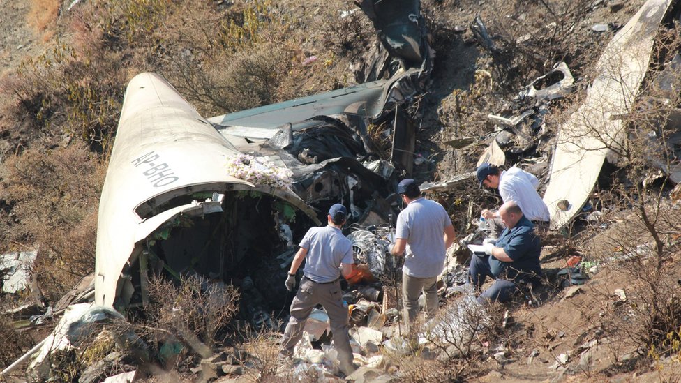 بقايا طائرة الخطوط الجوية الباكستانية التي سقطت في 7 ديسمبر/كانون الأول
