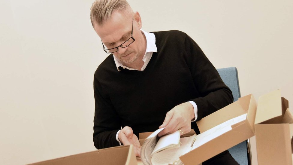 Bo Lindqvist examina archivos de casos irresueltos (Foto: Emma Lynch)
