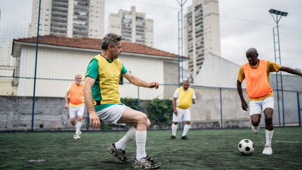 Nunca é tarde para jogar bola - Revista PUCRS