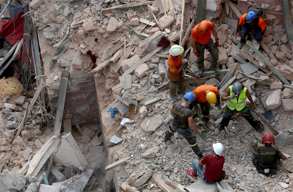 Retter durchsuchen die Trümmer eines eingestürzten Gebäudes