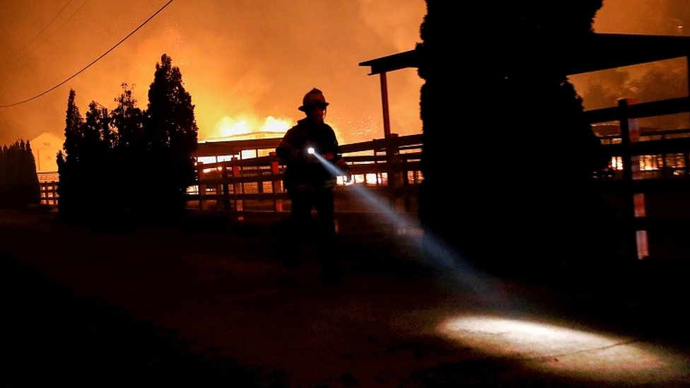 米カリフォルニア山火事 計画停電区域を拡大 150万人に影響も cニュース