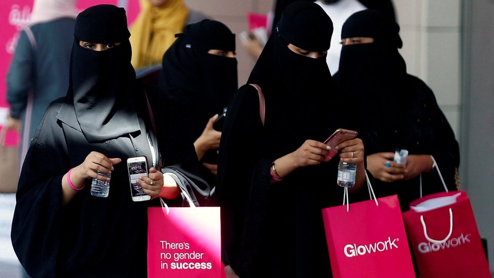 Mulheres sauditas não precisam usar abaya, diz príncipe