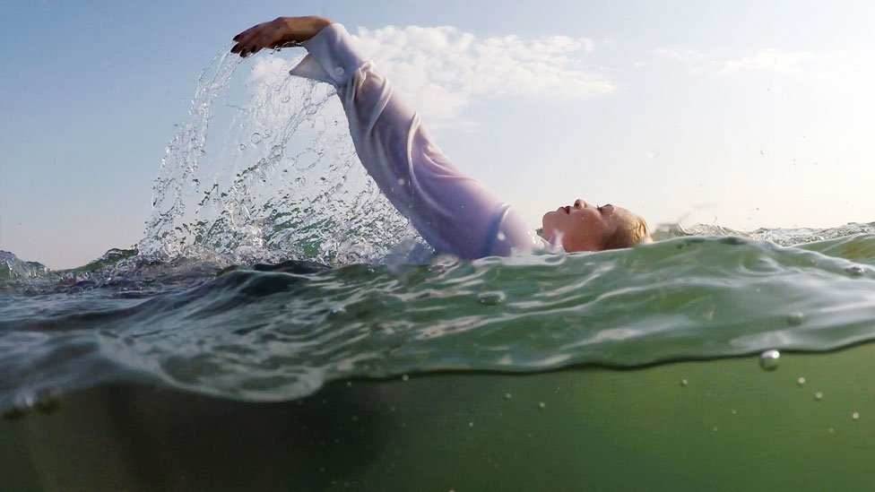 DESTINOS À DERIVA! Grávida, sozinha e perdida no mar, uma mulher que e