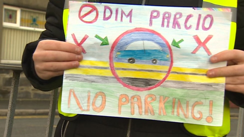 Illegal parking 'a danger to Ysgol Llanllyfni pupils'