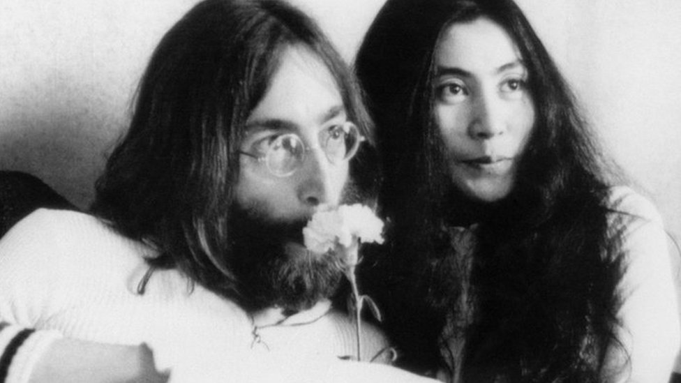 Скандальное фото голого Джона Леннона и Йоко Оно – на аукционе