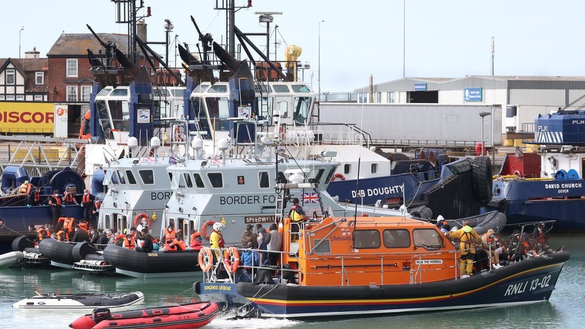 英仏海峡、1日で移民409人がボートで渡る 過去最多 - BBCニュース