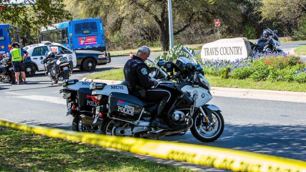 Policías en el lugar de una explosión en Austin.
