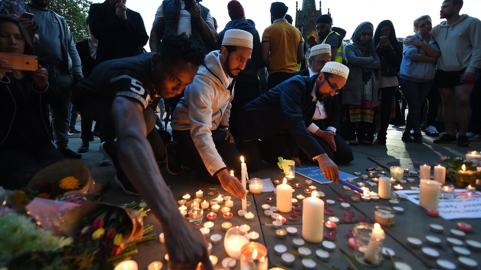 مواطنون من مدينة مانشستر يشعلون الشموع لتأبين ضحايا الهجوم