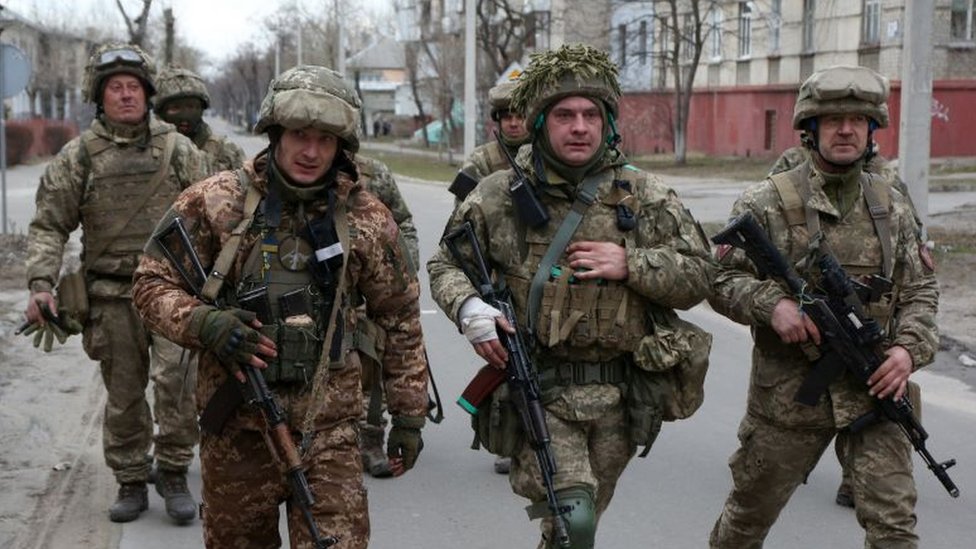 Fact Check. Militares russos substituem bandeira ucraniana por