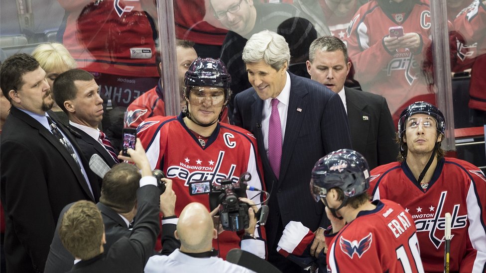 Ovechkin, junto a John Kerry.