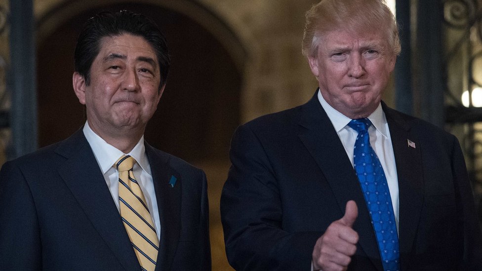 安倍首相、トランプ大統領相手に外交ホールインワン - BBCニュース