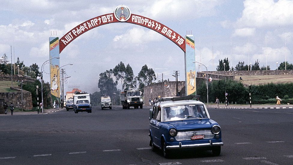 Ogil bolaning eshagini opadi Ogil bolaning eshagini opadi