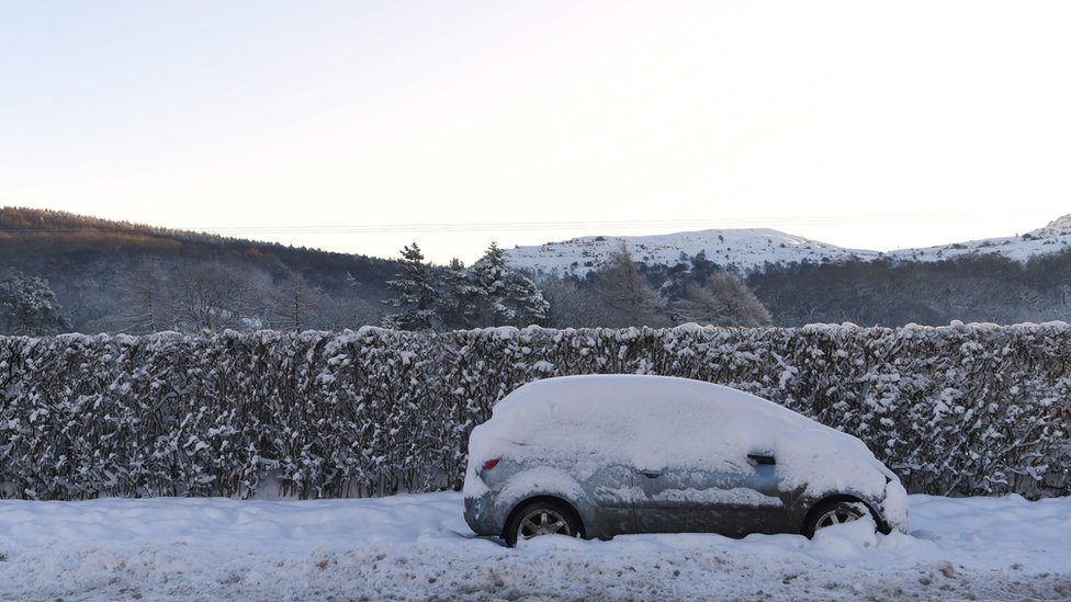 UK snow: Ice warning as commuter disruption expected