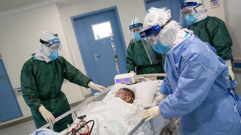 Foto de perfil de muito triste corona vírus paciente doente