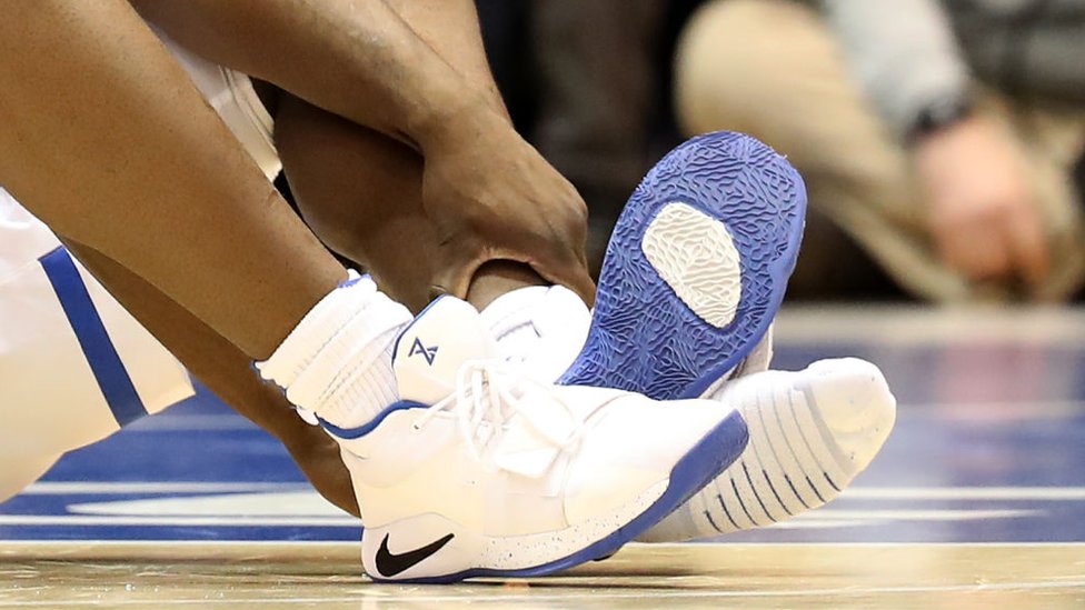 eterno sonriendo Calma Lesión de Zion Williamson: cómo un zapato roto ha puesto a Nike y al  baloncesto bajo la lupa en Estados Unidos - BBC News Mundo