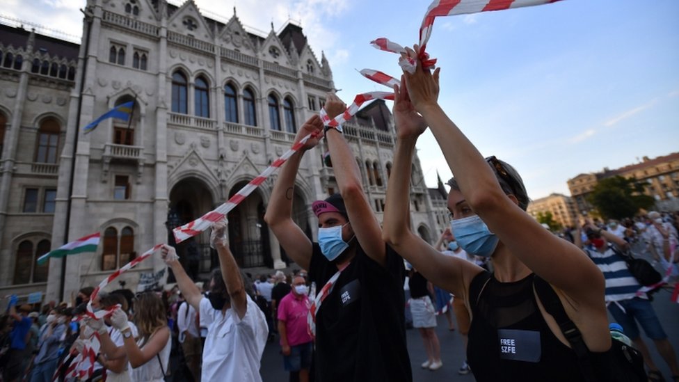 Protesters form a human chain through Budapest