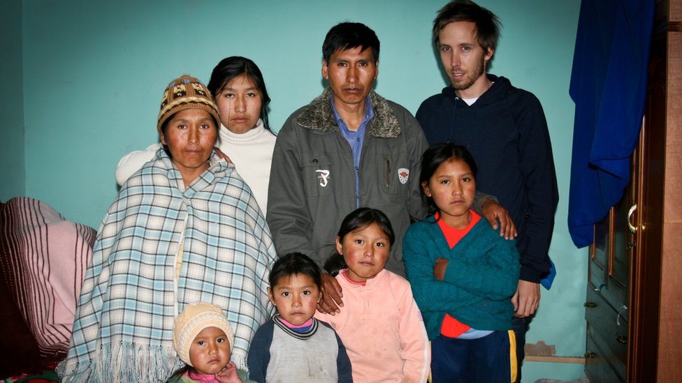 Familia de Marlene Rojas, asesinada en la Masacre de Octubre de Bolivia. (Foto: Thomas Becker/Centro de Derechos Constitucionales)