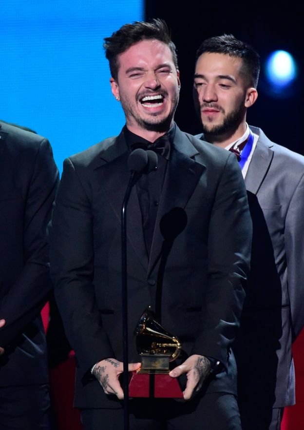 J Balvin recoge su premio Grammy Latino 2016 por su disco 