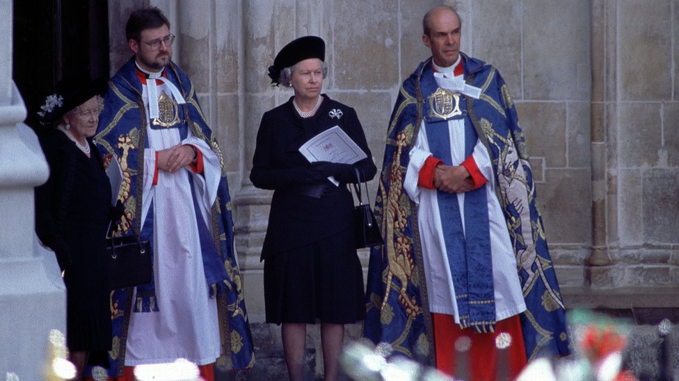 Isabel II y la reina madre esperaron la llegada del féretro de Diana en la entrada de la abadía de Westminster.