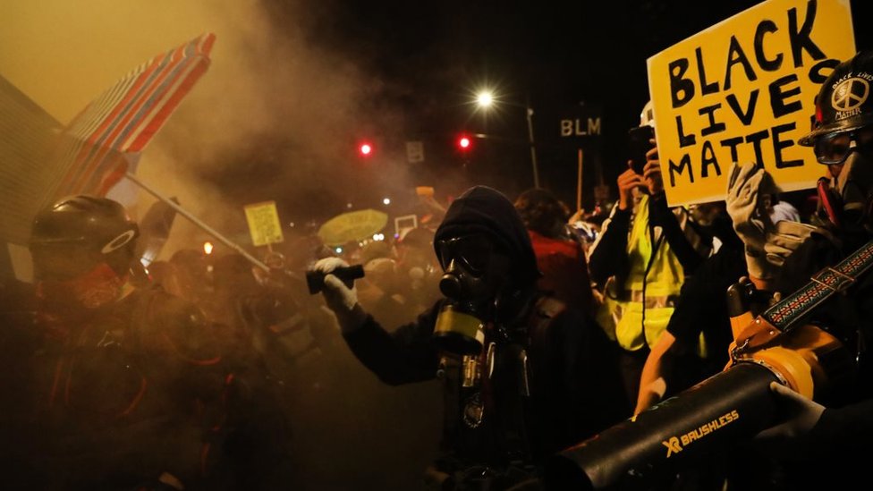 В США митингуют и стреляют. Мэры просят Трампа убрать вооруженных федералов - BBC News Русская служба