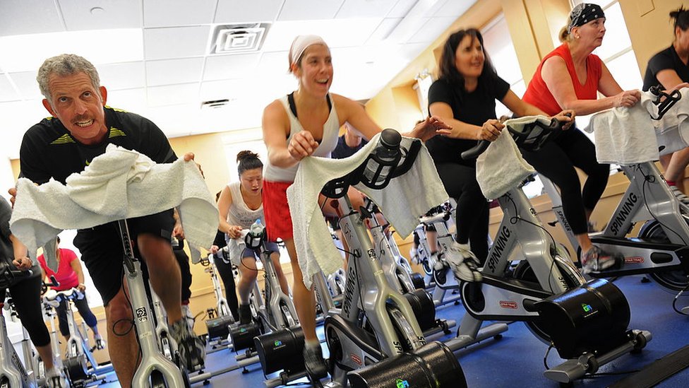 Gente en una clase de spinning en Nueva York