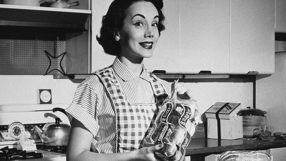 Ama de casa feliz con su pan de supermercado
