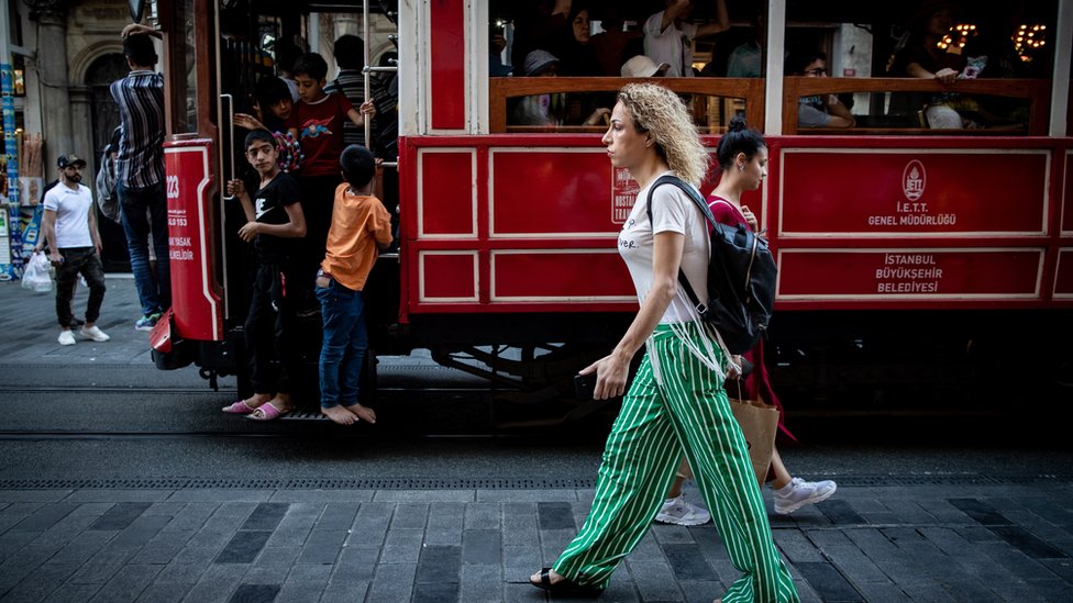 Talabani sikishayotgan uchlik Ona va qiz lesbian porno