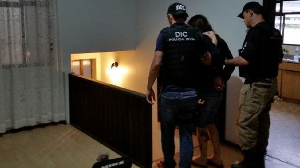 Más de 1.000 agentes participaron en el operativo. (Foto: Agencia Brasil) Una mujer es arrestada durante la redada en Brasil contra la red pedófila (Foto: Agencia Brasil)