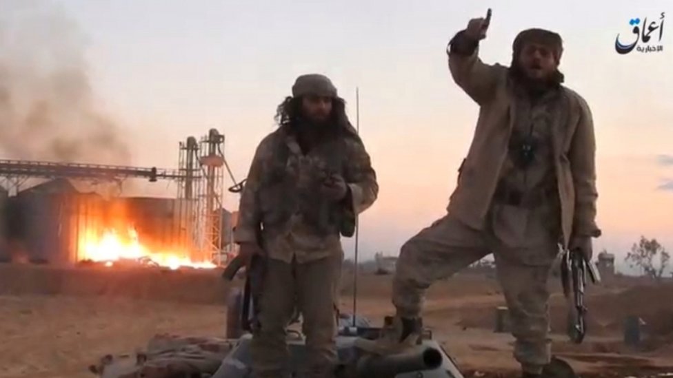وكالة أعماق التابعة لتنظيم الدولة الإسلامية نشرت صورا قالت إن لمسلحين في تدمر