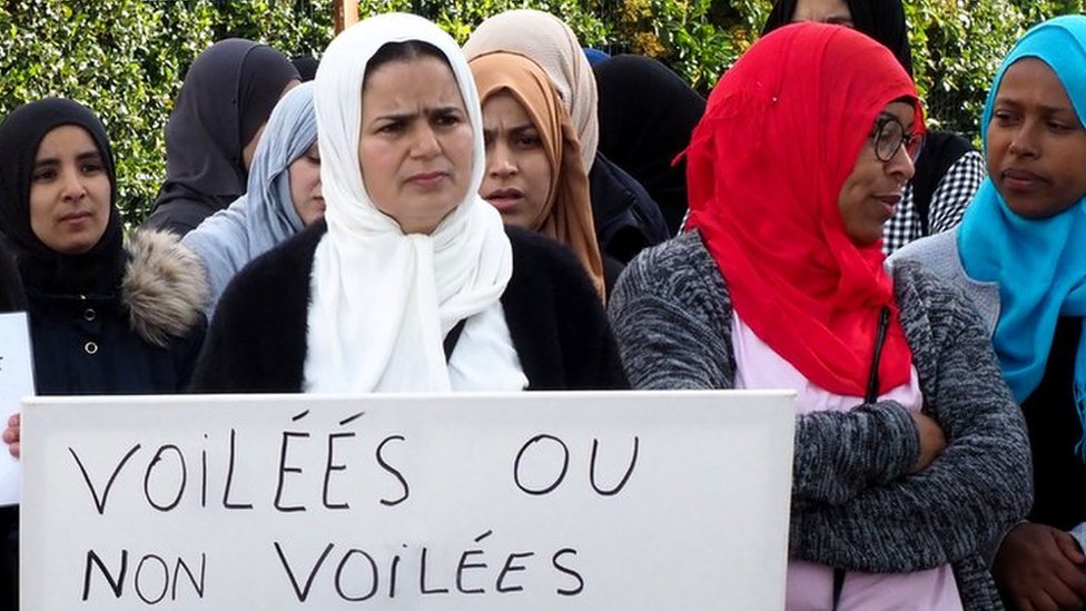 M. Macron met en garde contre la stigmatisation des musulmans dans le  conflit autour du voile en France - BBC News Afrique