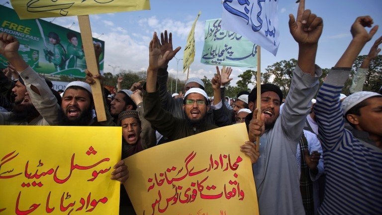 Pakistan asks Facebook to help fight blasphemy