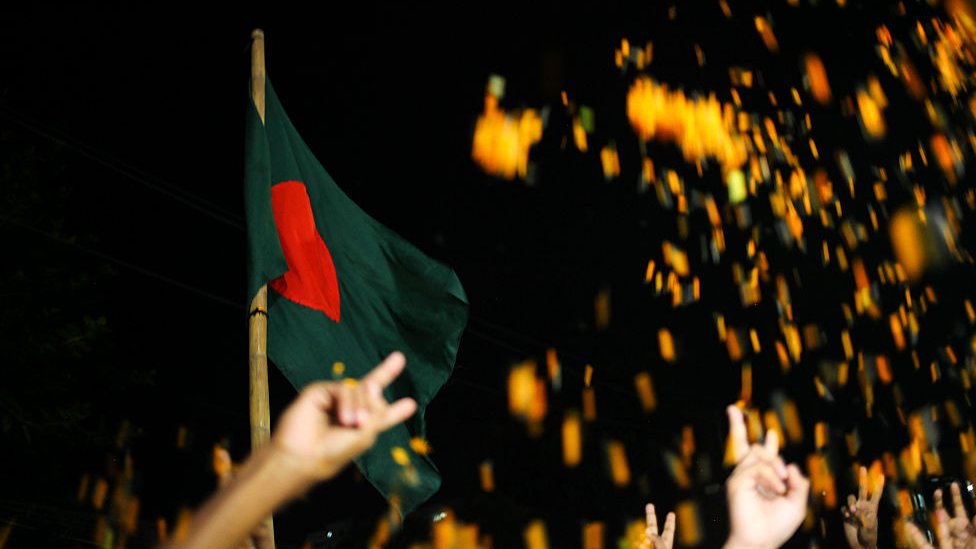 Rus suhbat bilan jinsiy aloqa Kochada mast bolgan jojalar pornosini tomosha qiling